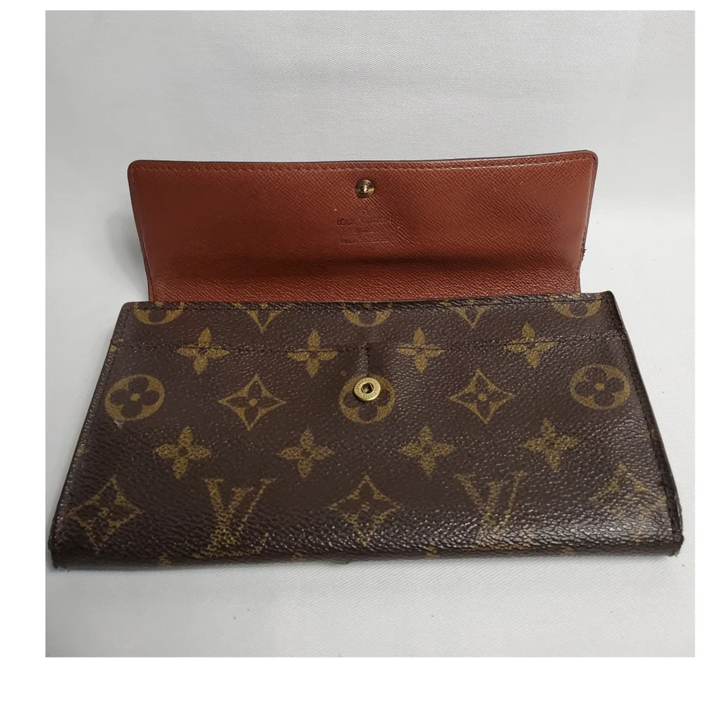 Authentic Preowned LV Sarah Wallet - Picture 1 of 6